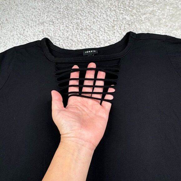 Torrid Black Cotton V-Neck Ladder Slash Tee - Picture 6 of 9